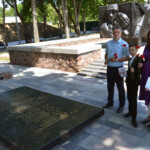 1.07.2019; гомель; семья перегудовых возлагает цветы к памятнику бойцам полка народного ополчения; Фото Станислава Галковского