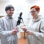 13-05-2025 Фото Алисы Другаковой. Гродненская область, Мир. Ученики Мирского государственного колледжа показали репетицию народного кукольного театра «Батлейка». Владислав Парамонов, учащийся колледжа и обозреватель Сельской газеты Галина Жукова.