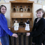 13-05-2025 Фото Алисы Другаковой. Гродненская область, Мир. Ученики Мирского государственного колледжа показали репетицию народного кукольного театра «Батлейка». Татьяна Пекарская и Виктория Трофимова, учащиеся колледжа